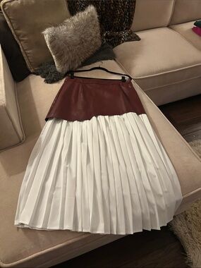 Commense Two-Tone Pleated Midi Skirt in Burgundy and White